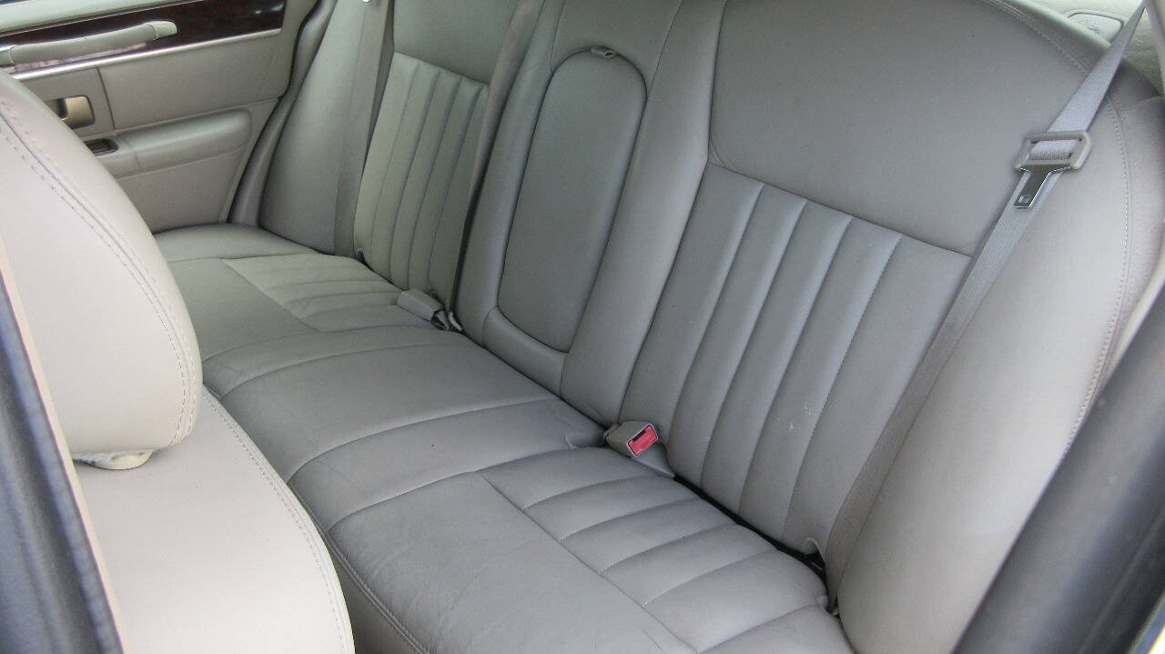 Used 2007 Lincoln Town Car Signature RWD image 15