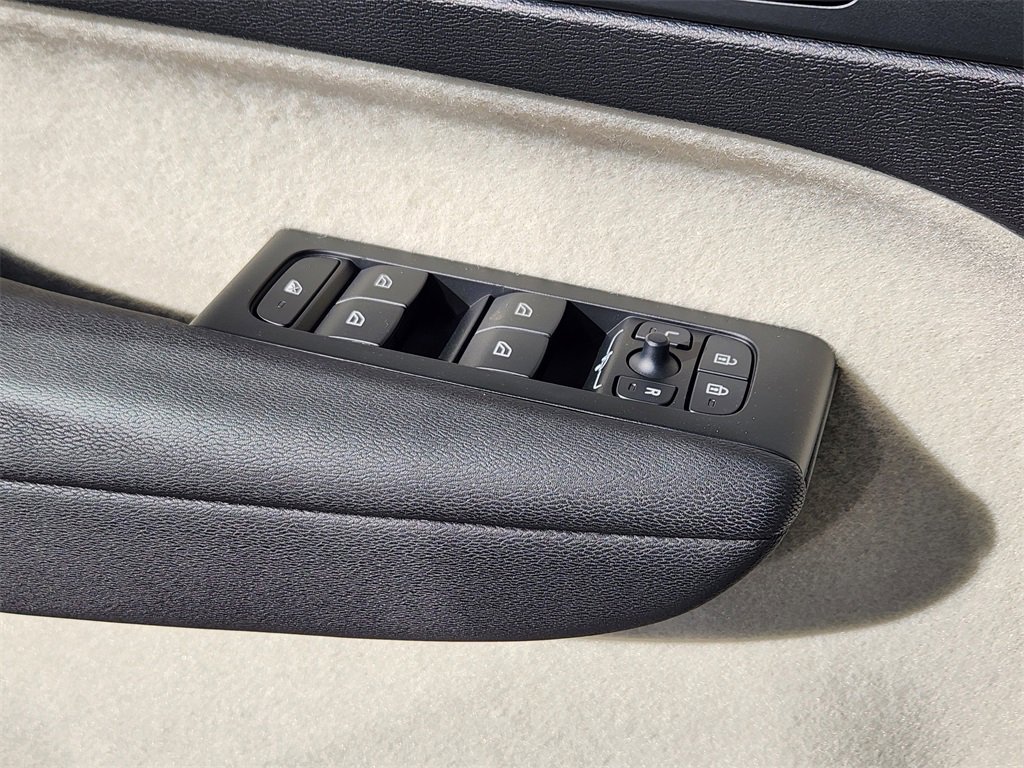 New 2026 Volvo XC40 B5 Plus w/ Protection Package Premier image 4