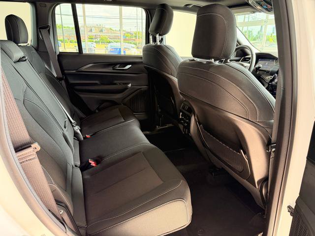 Used 2024 Jeep Grand Cherokee Laredo X w/ Luxury Tech Group I AWD/4WD image 21