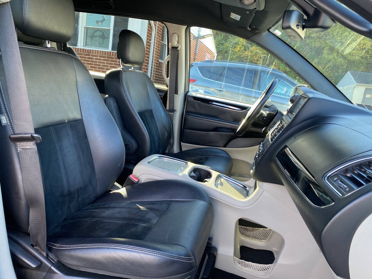 Used 2018 Dodge Grand Caravan SXT FWD image 24
