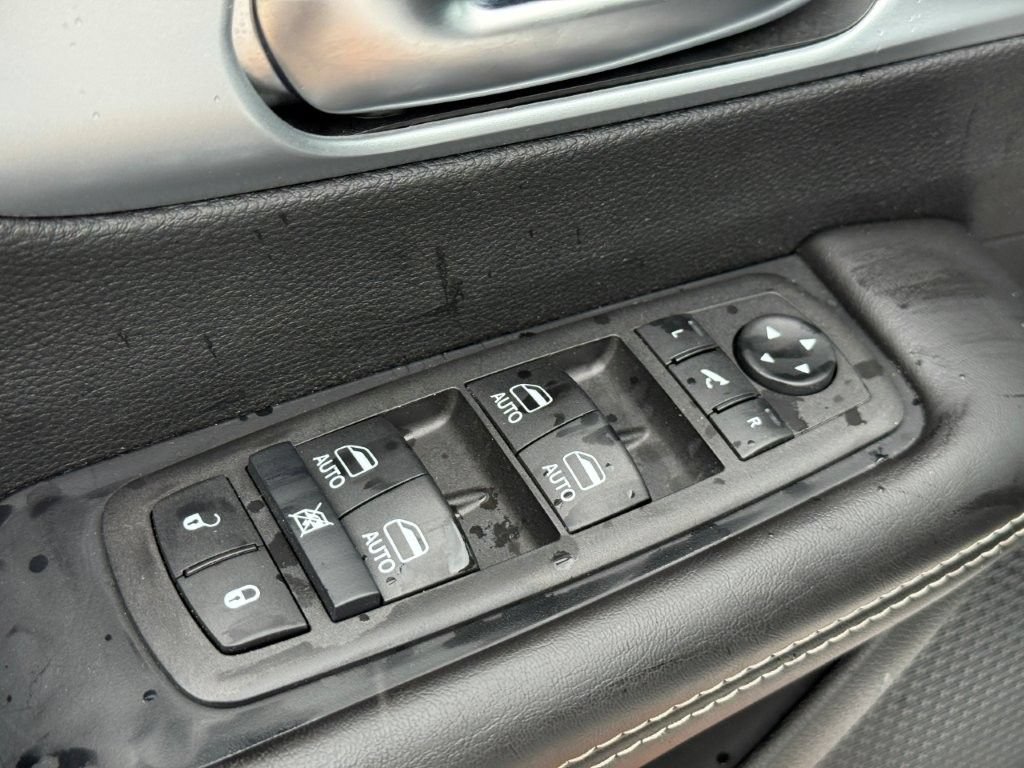 Used 2026 Chrysler Pacifica Limited FWD image 11