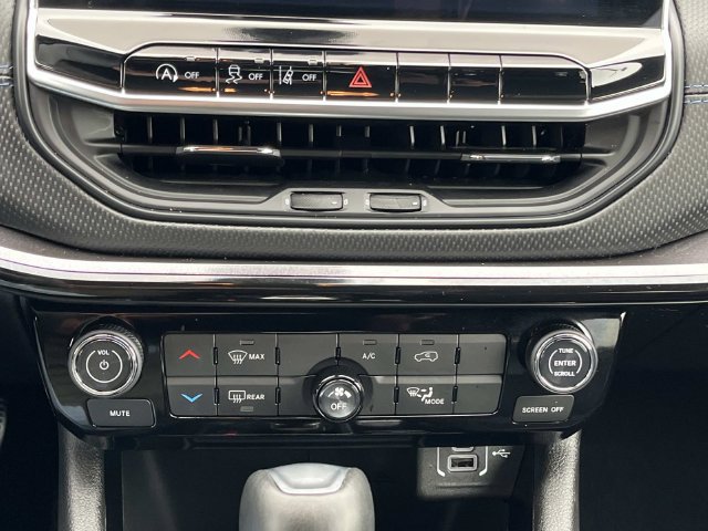 Used 2026 Jeep Compass Latitude AWD/4WD image 32