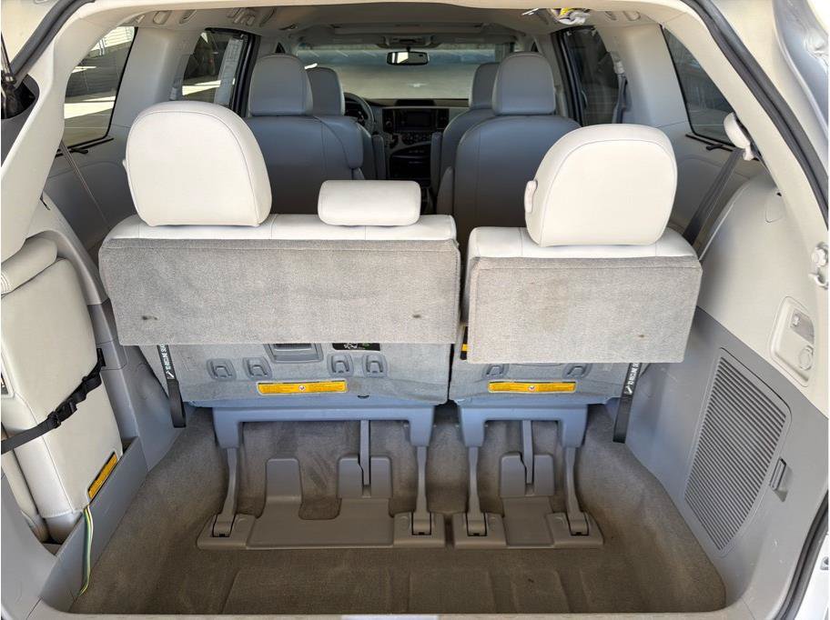 Used 2014 Toyota Sienna XLE FWD image 16