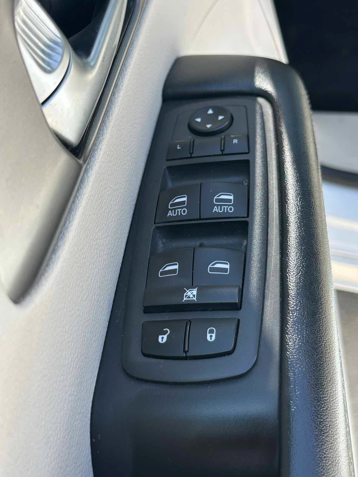 Used 2021 Chrysler Pacifica Touring-L FWD image 23
