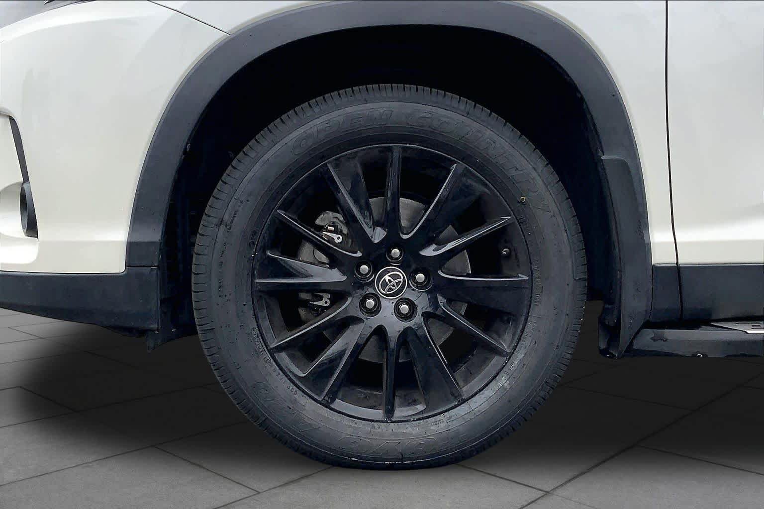 Used 2019 Toyota Highlander SE FWD image 10