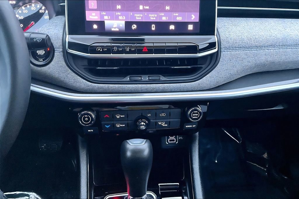 Used 2024 Jeep Compass Latitude image 29