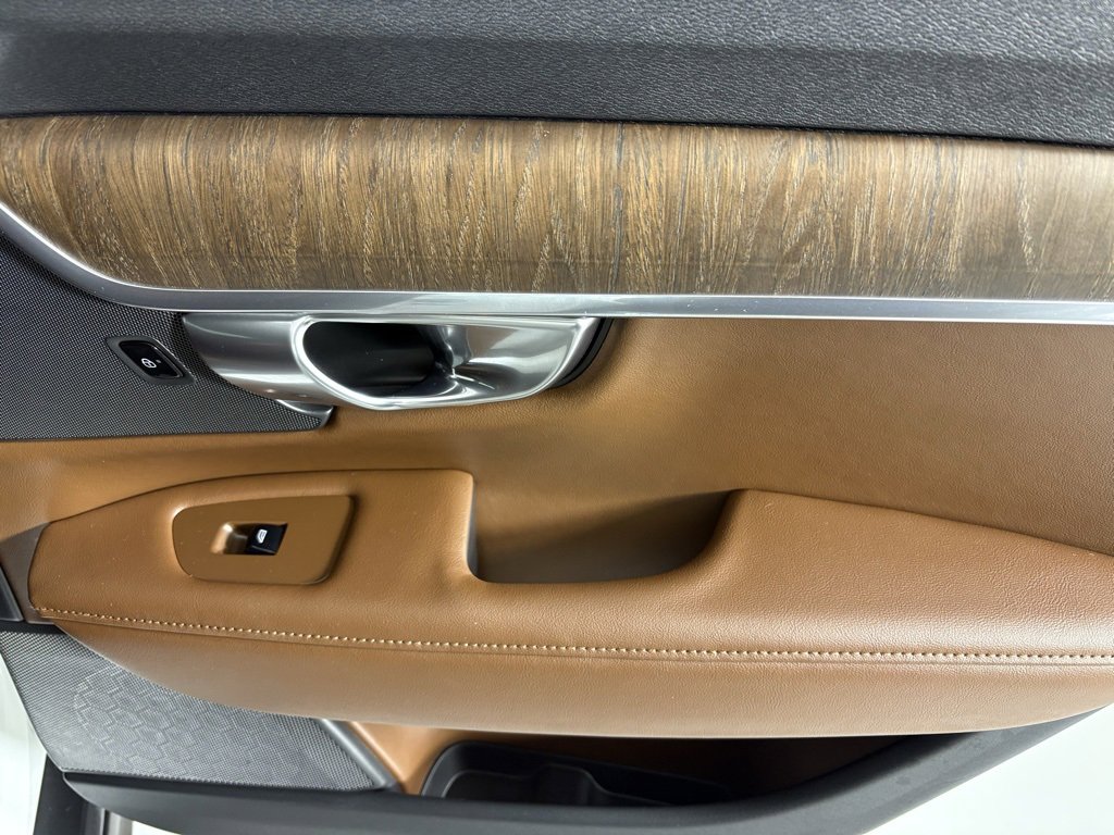 Used 2025 Volvo V90 B6 Cross Country Plus w/ Protection Package Premier image 15