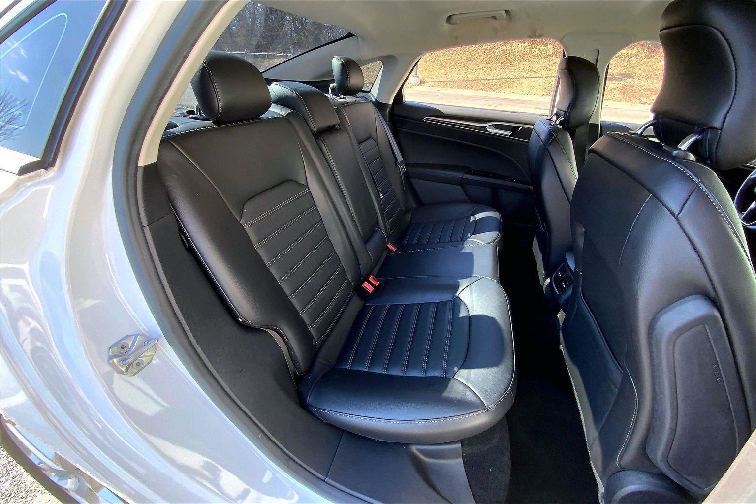 Used 2015 Ford Fusion SE w/ Equipment Group 202A image 24