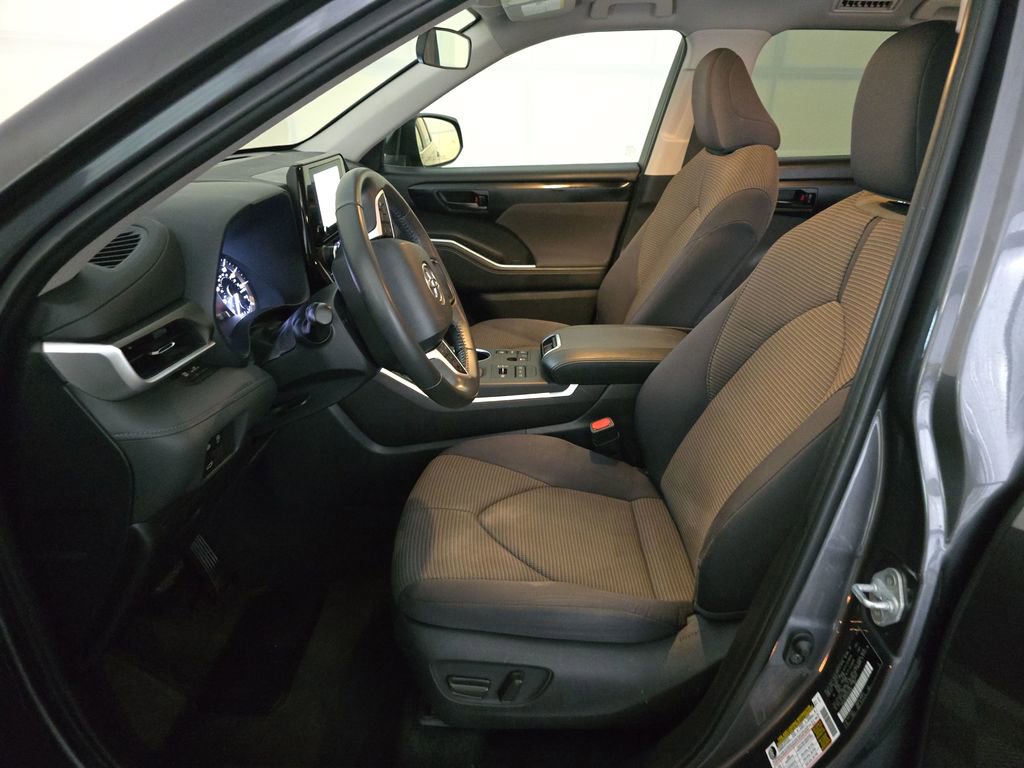 Used 2024 Toyota Highlander LE image 10