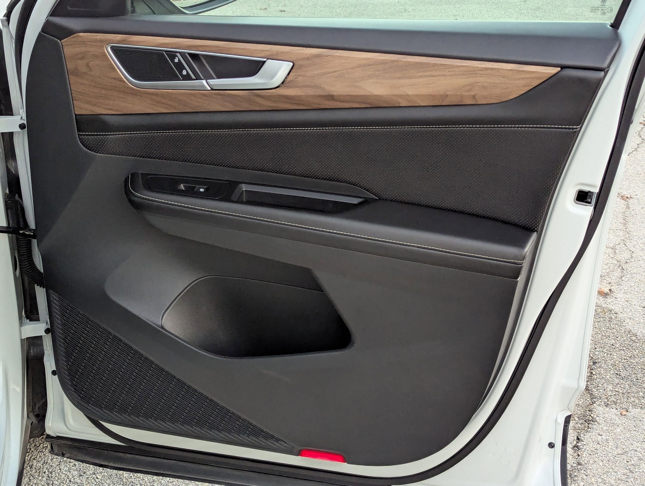 Used 2025 Volkswagen Atlas SE image 27