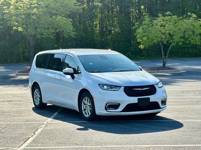 Used 2023 Chrysler Pacifica Touring-L FWD image 11