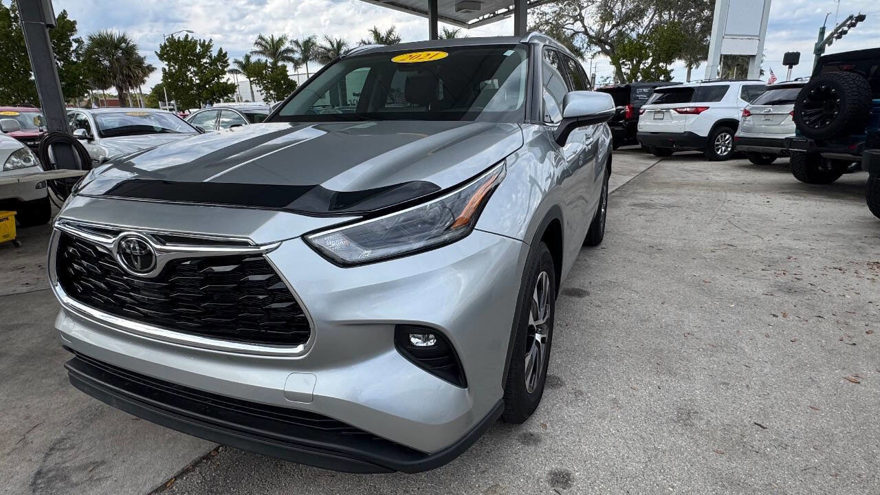 Used 2021 Toyota Highlander XLE image 1