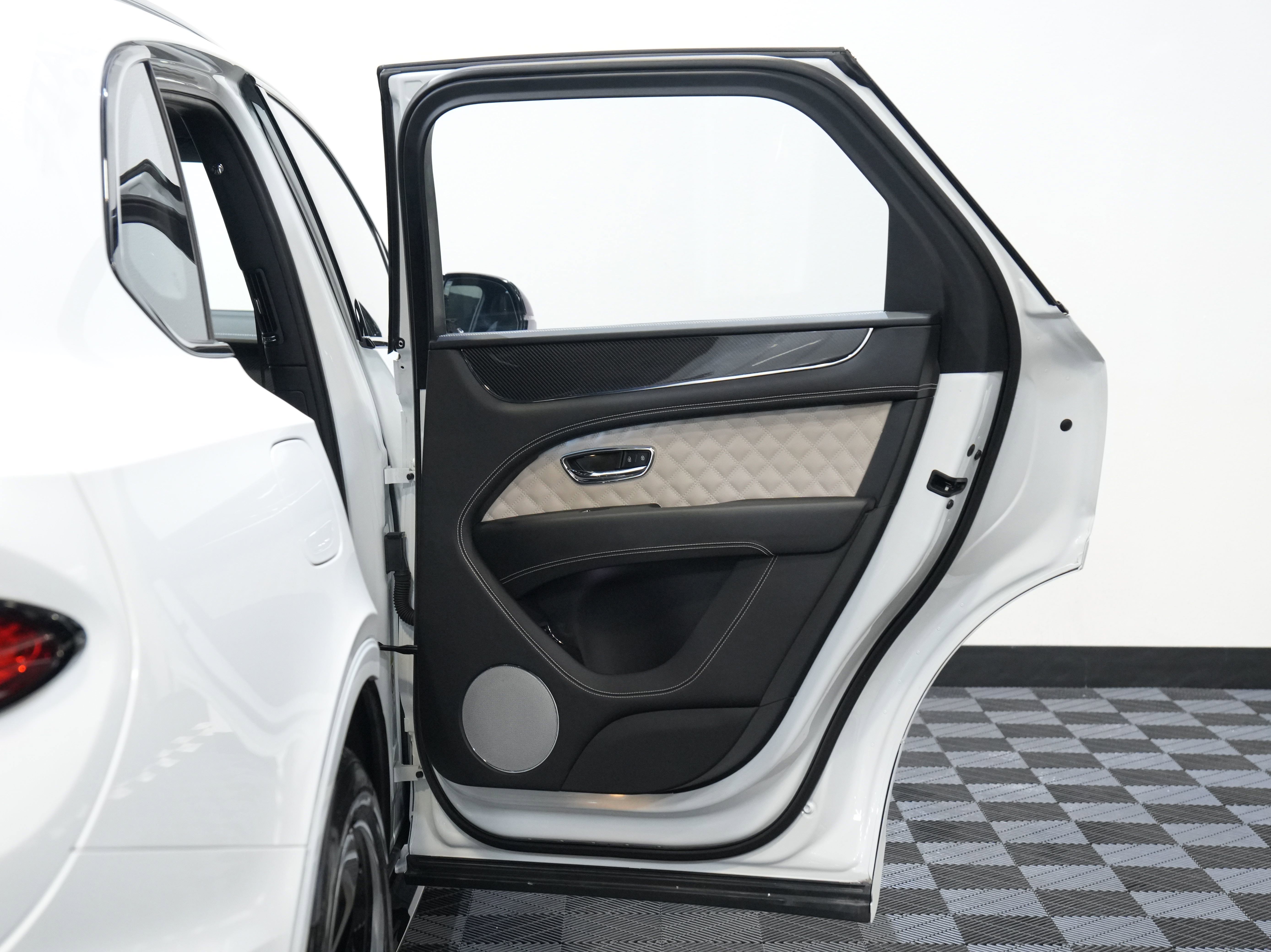 Used 2022 Bentley Bentayga image 27