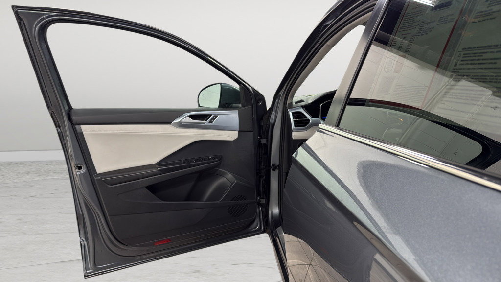 Certified 2025 Volkswagen Taos SE image 13