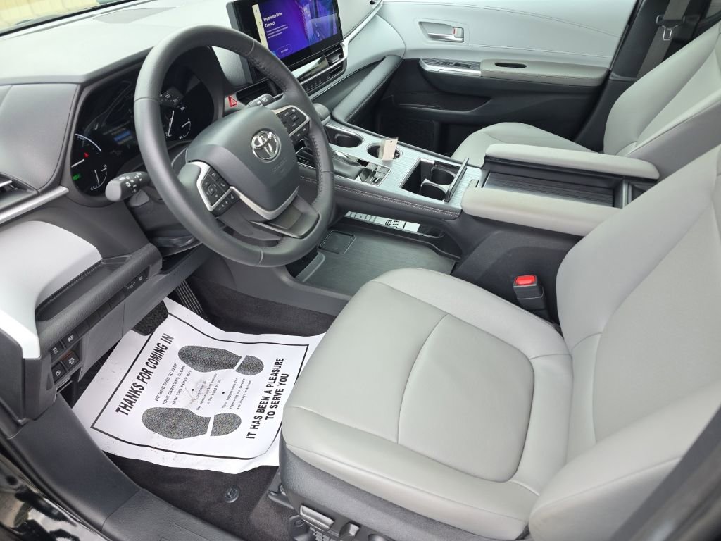 Used 2025 Toyota Sienna XLE AWD/4WD image 11