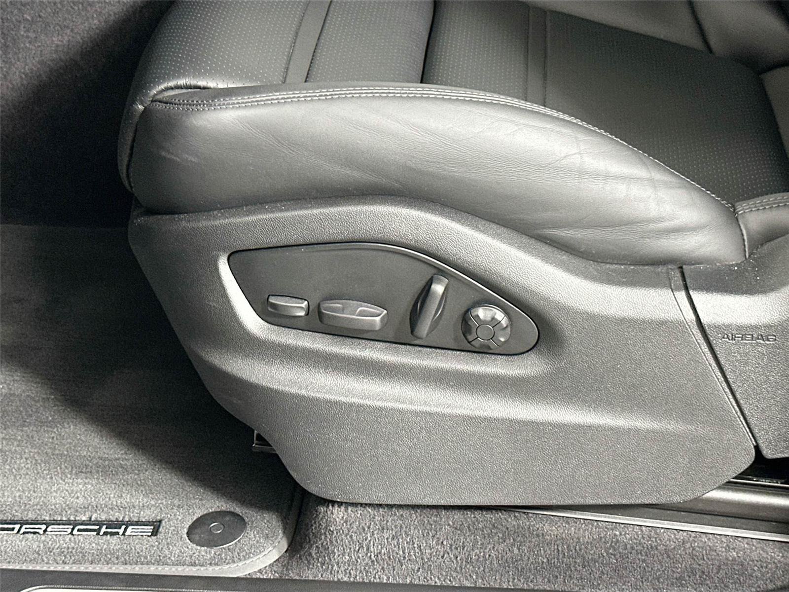 Certified 2025 Porsche Cayenne AWD/4WD image 33