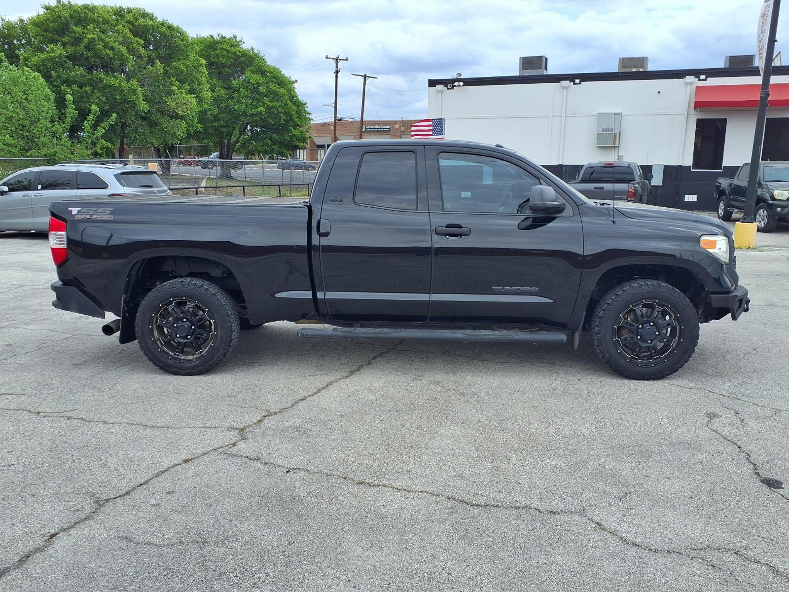 Used 2016 Toyota Tundra SR5 w/ SR5 Upgrade Package RWD image 4
