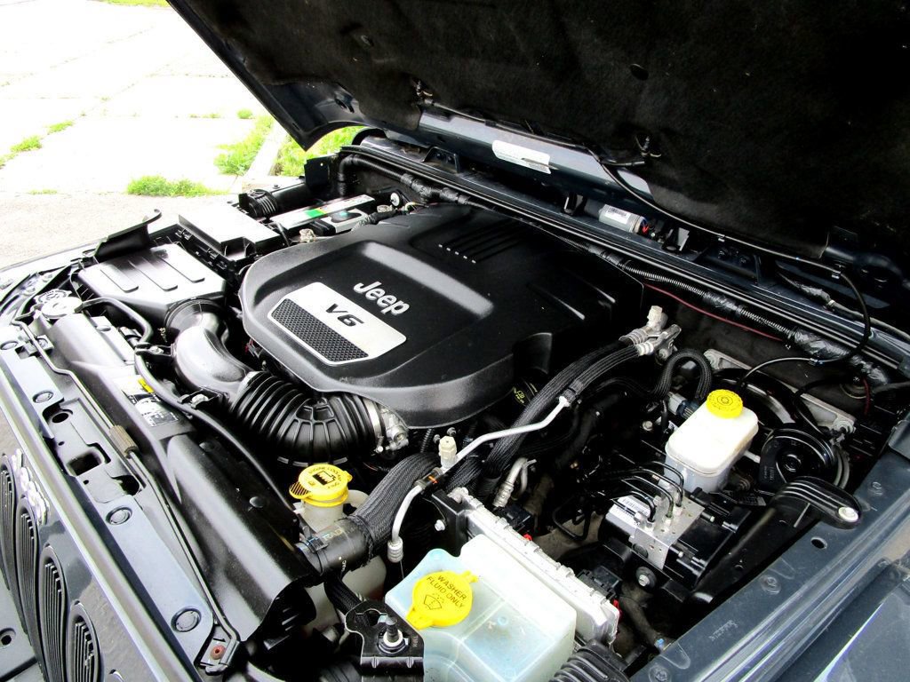 Used 2018 Jeep Wrangler Unlimited Sahara w/ Connectivity Group image 34