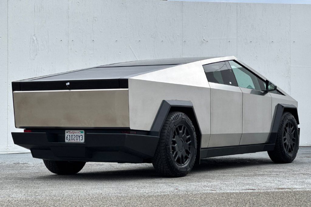 Used 2024 Tesla Cybertruck AWD Crew Cab image 3