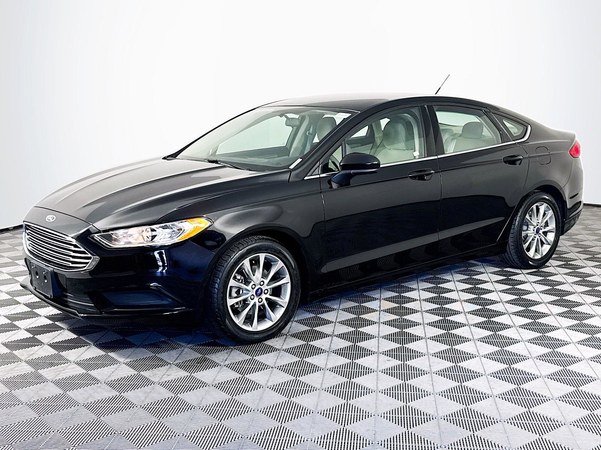 Used 2017 Ford Fusion SE image 4