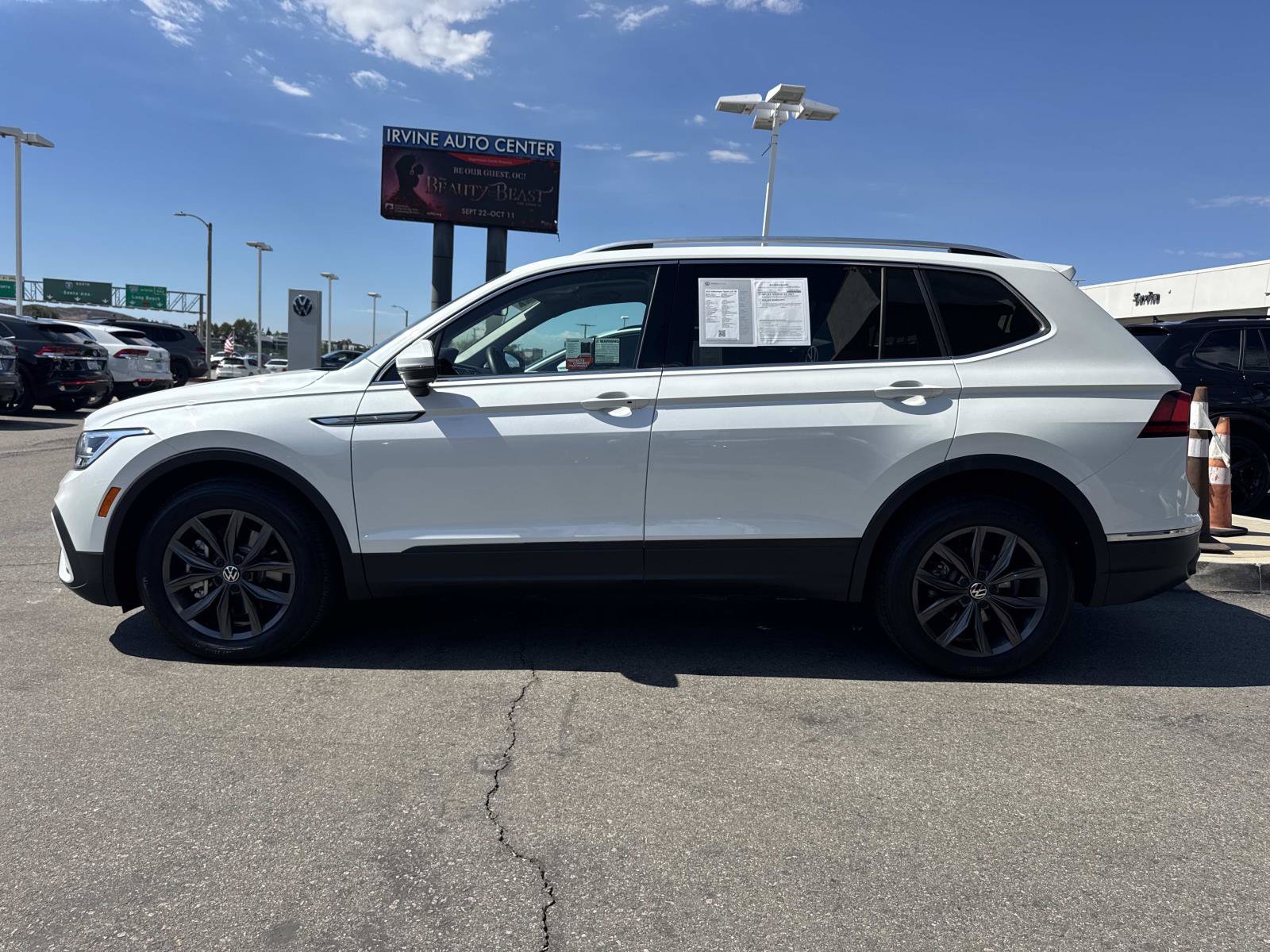 Certified 2023 Volkswagen Tiguan SE w/ Panoramic Sunroof Package FWD image 2