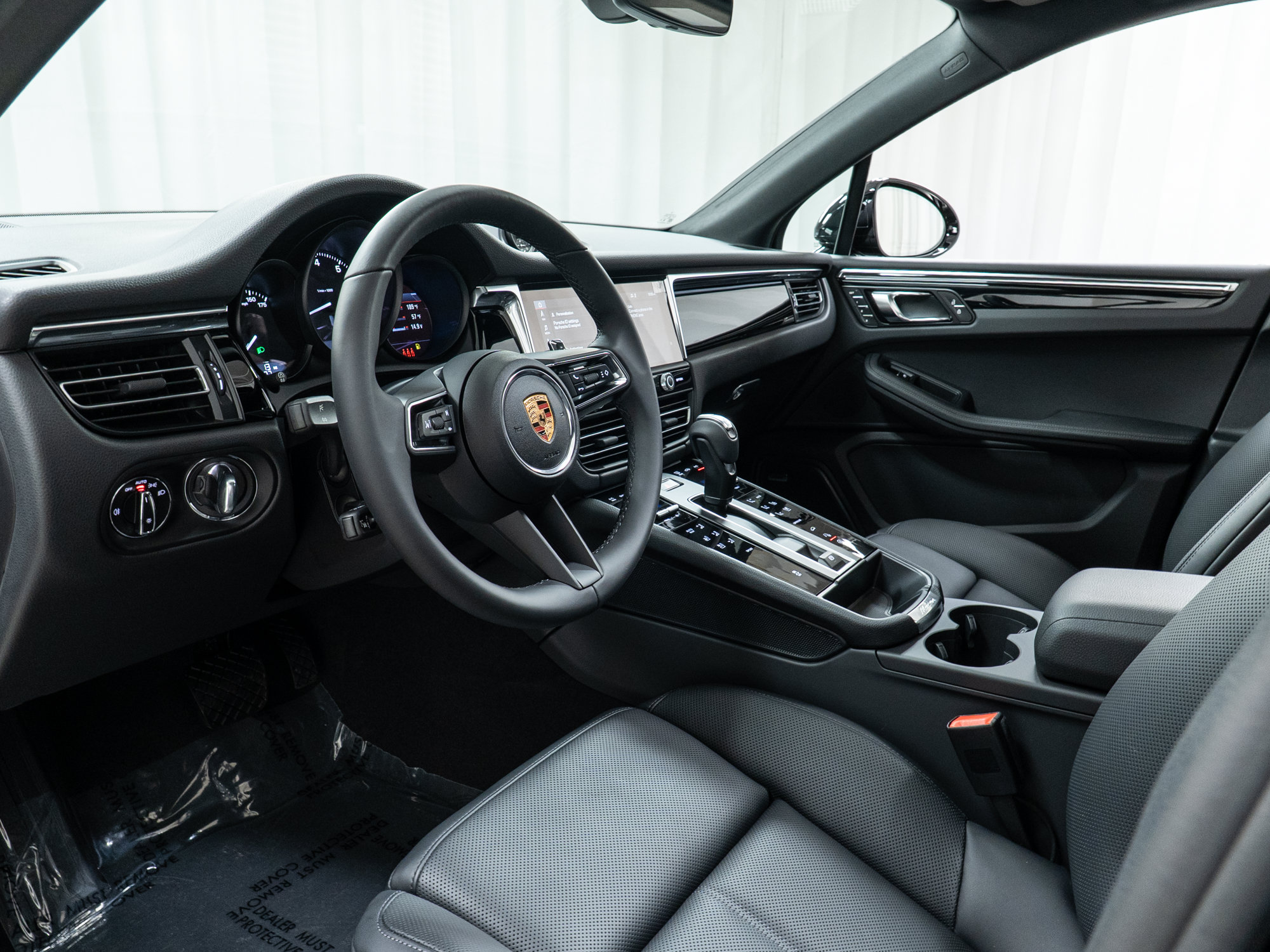 Certified 2025 Porsche Macan AWD/4WD image 15