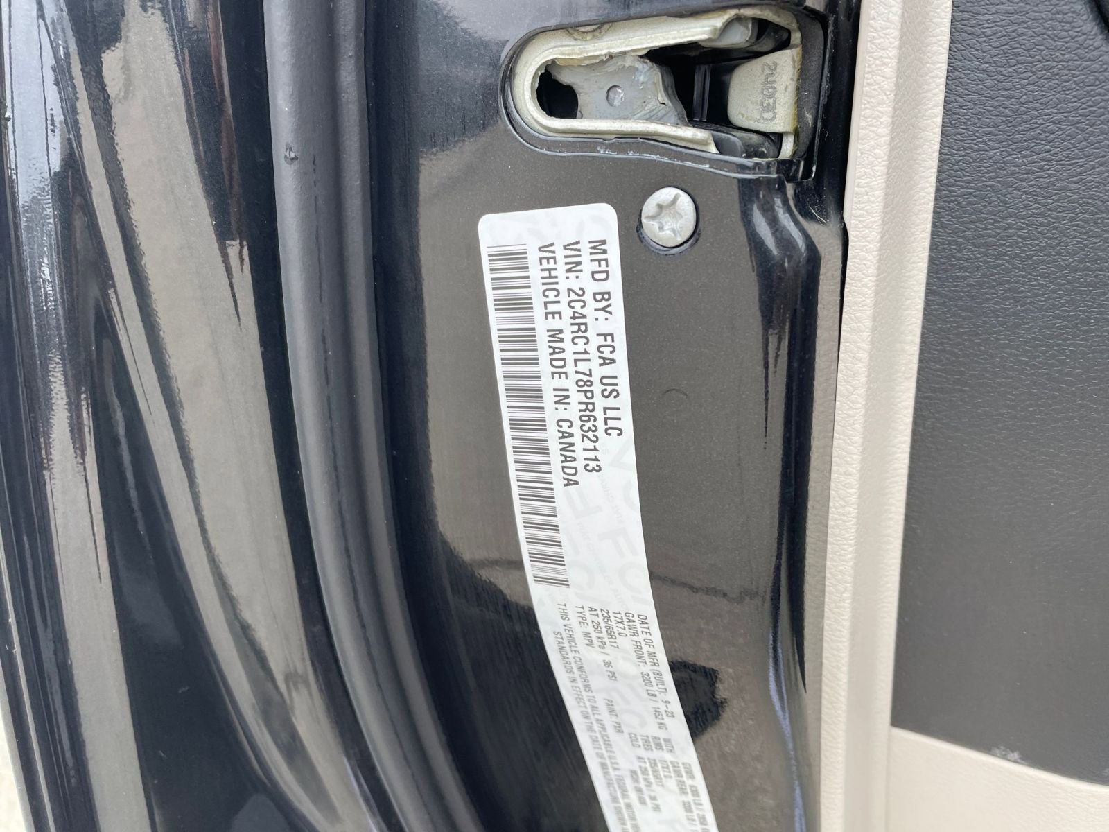 Used 2023 Chrysler Pacifica Touring-L image 32