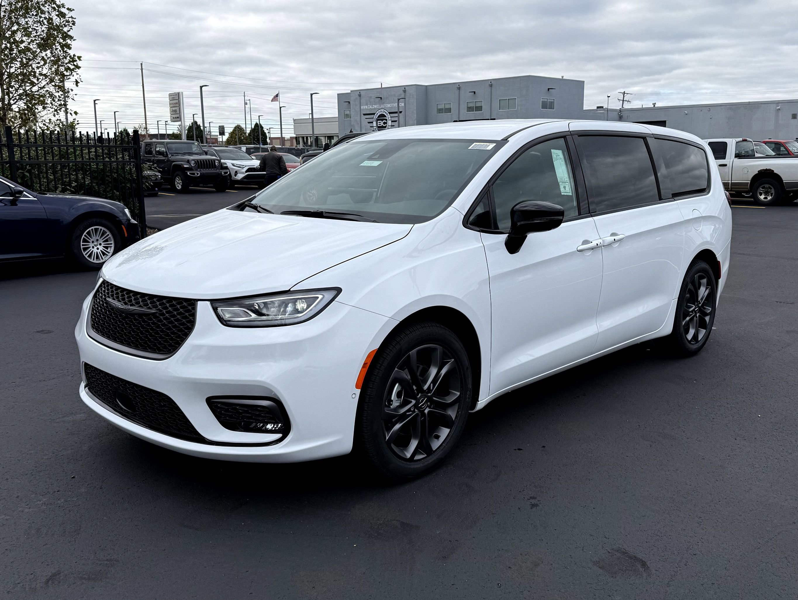 New 2026 Chrysler Pacifica Select image 4