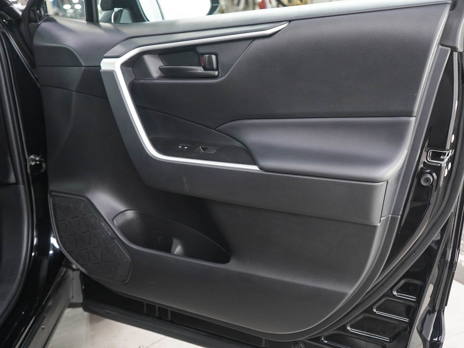 Used 2025 Toyota RAV4 LE FWD image 9