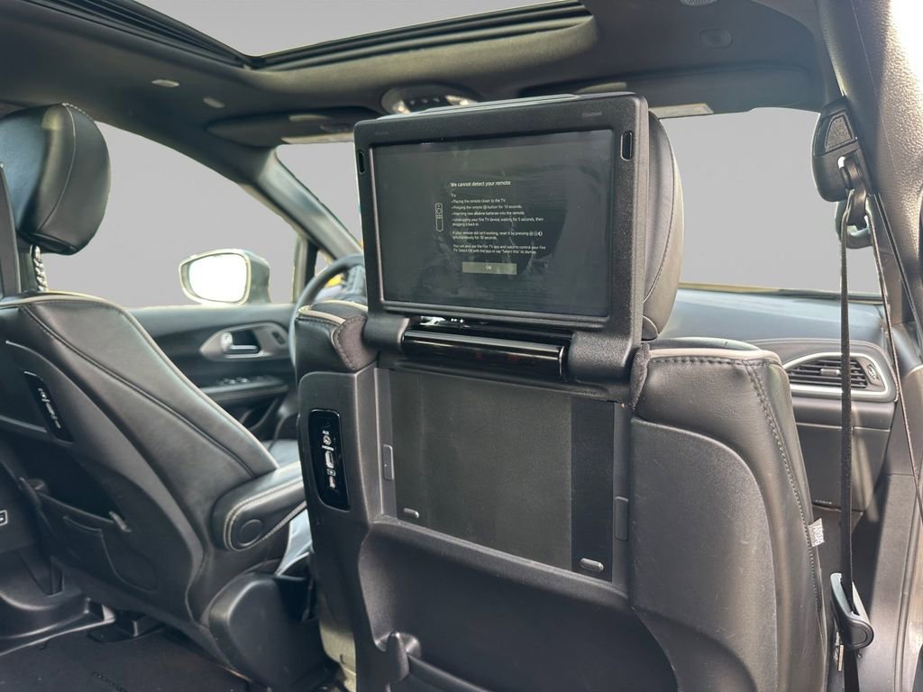 Certified 2022 Chrysler Pacifica Limited w/ Uconnect Theater Family Group image 9