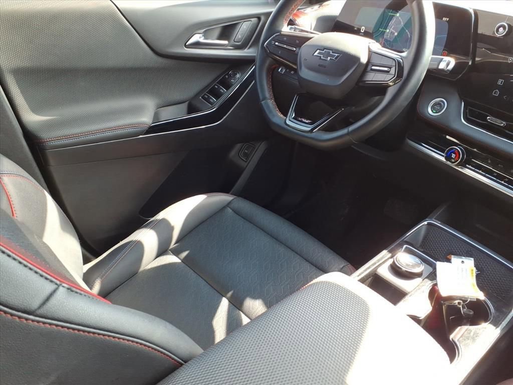 Used 2025 Chevrolet Equinox RS w/ LPO, Floor Liner Package image 9