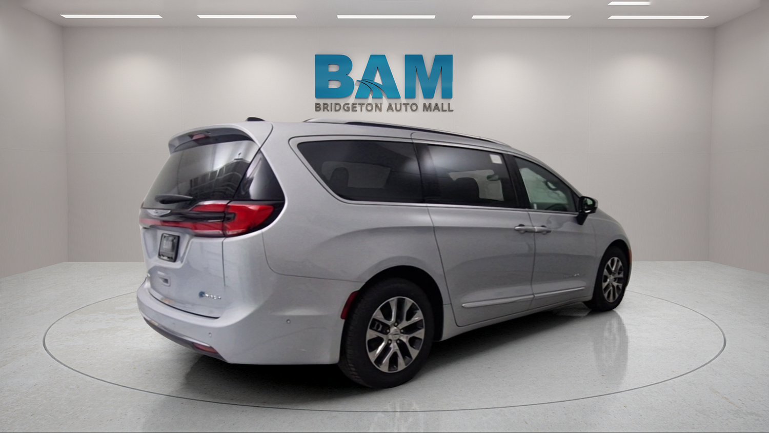 Used 2023 Chrysler Pacifica Pinnacle FWD image 7