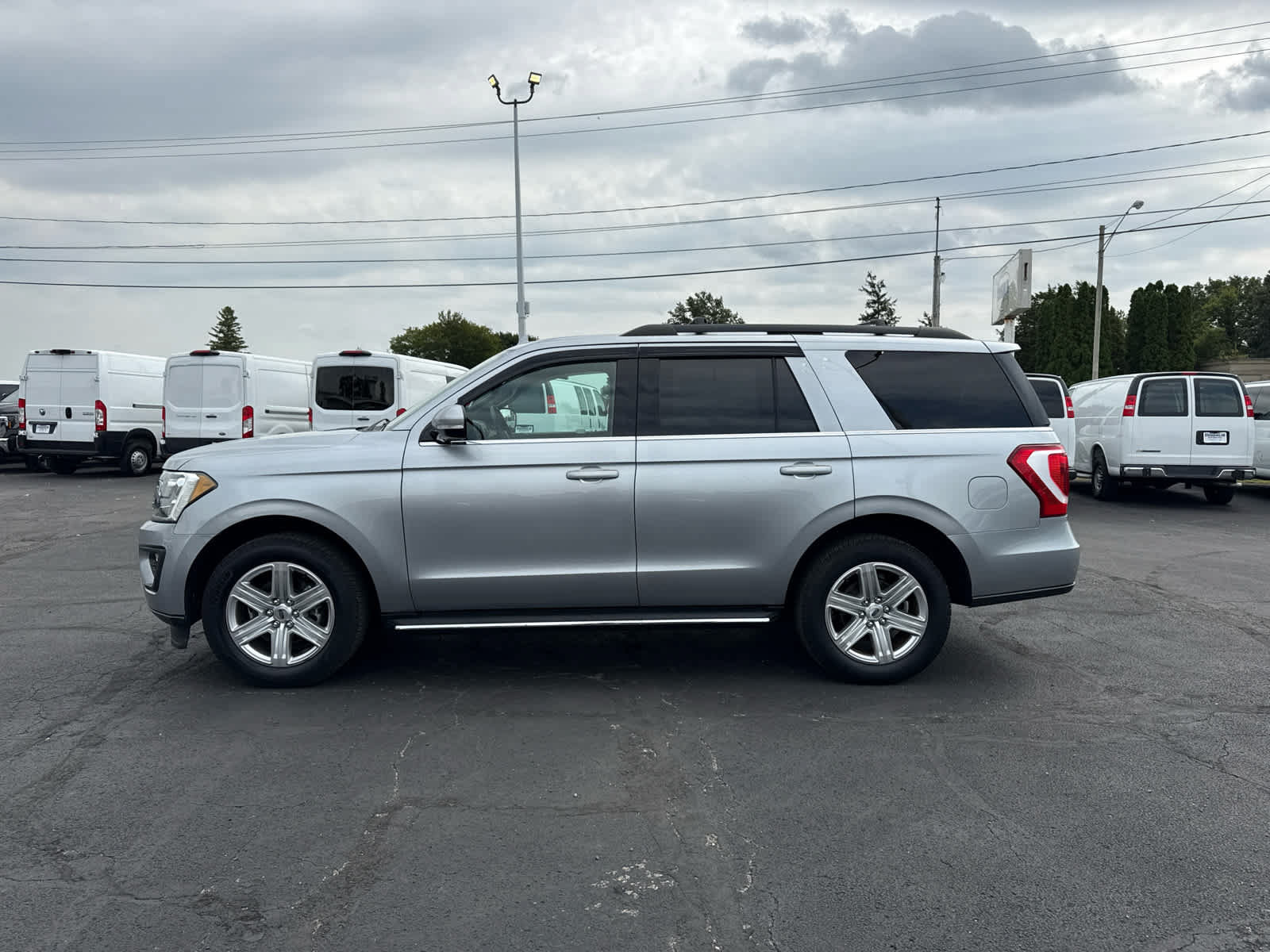 Used 2020 Ford Expedition XLT w/ Equipment Group 202A AWD/4WD image 2