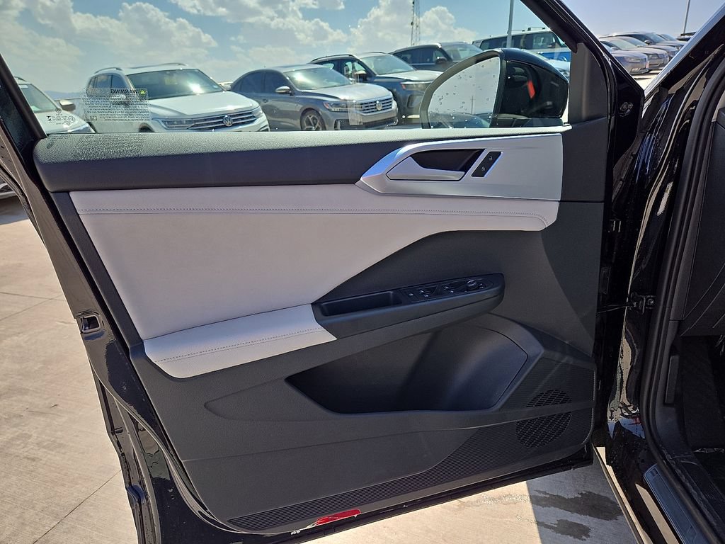 Certified 2025 Volkswagen Taos SE FWD image 17