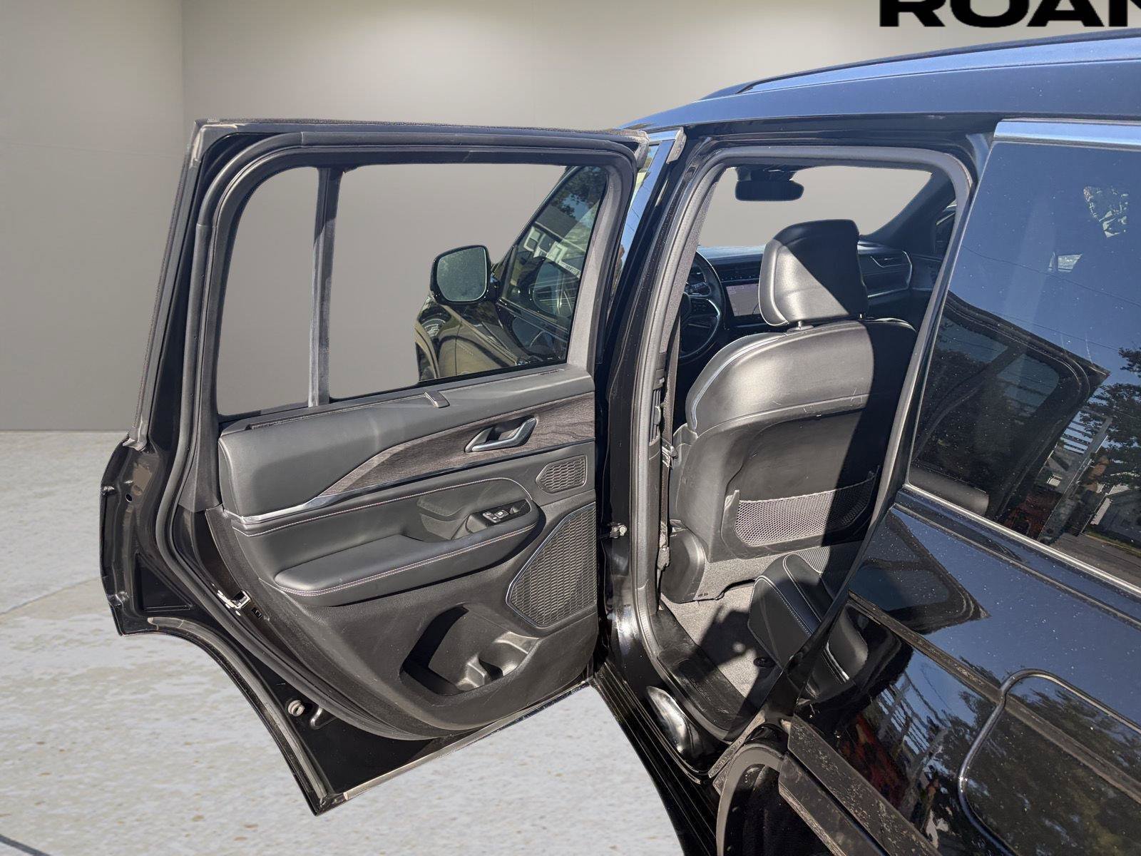 Used 2022 Jeep Grand Cherokee Overland w/ Luxury Tech Group IV AWD/4WD image 13