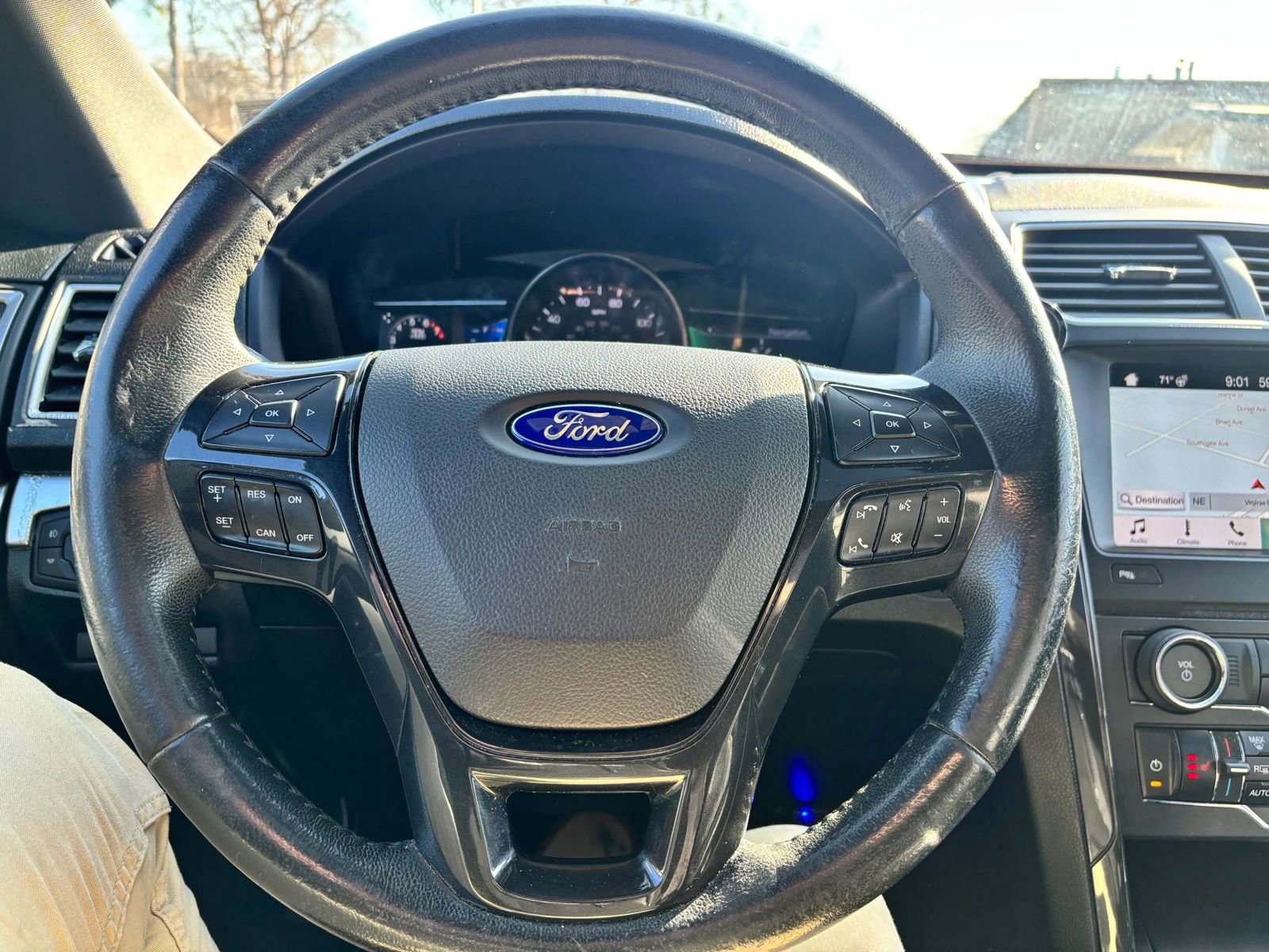 Used 2017 Ford Explorer XLT w/ Equipment Group 202A AWD/4WD image 26
