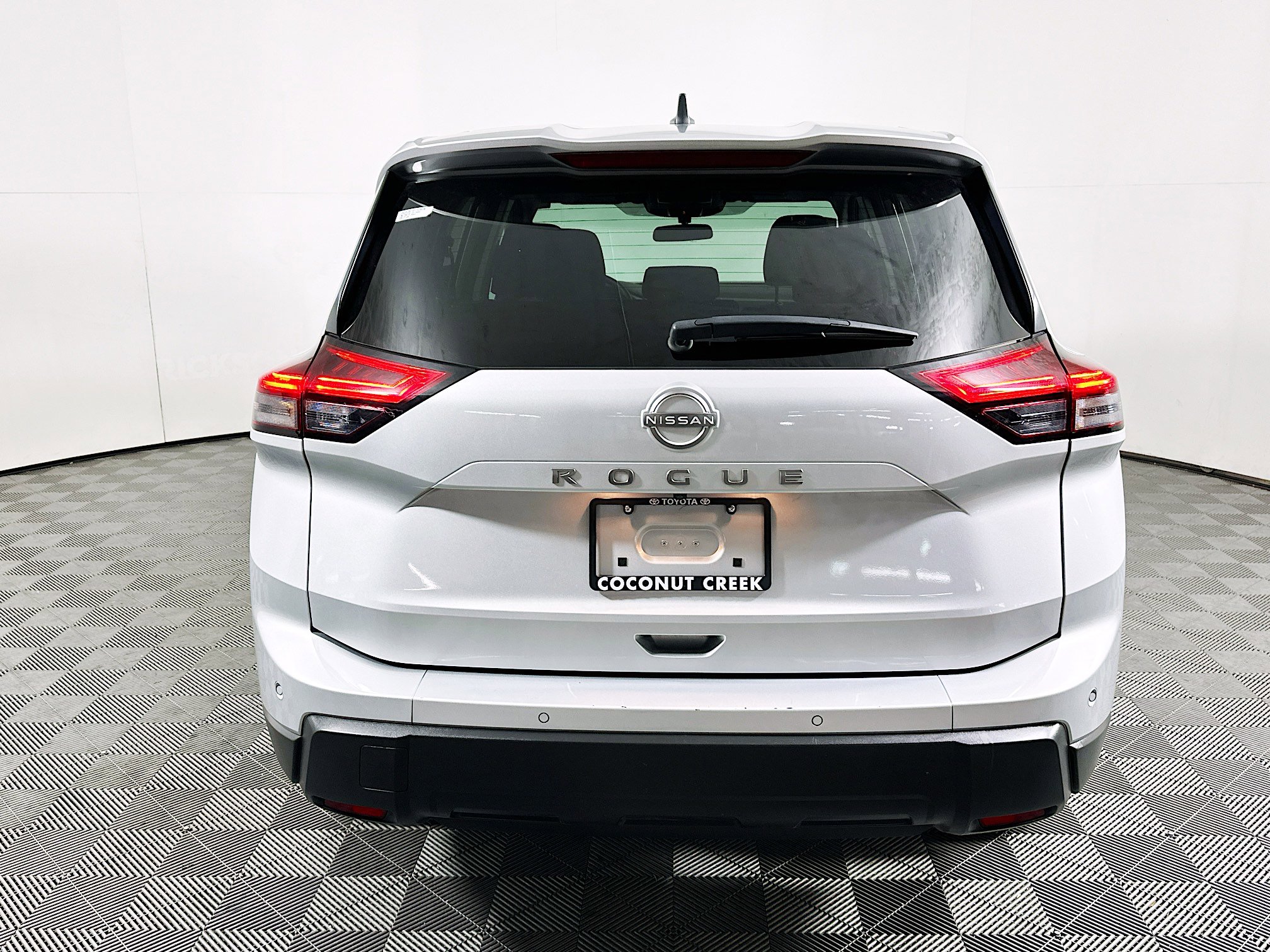 Used 2024 Nissan Rogue S image 4