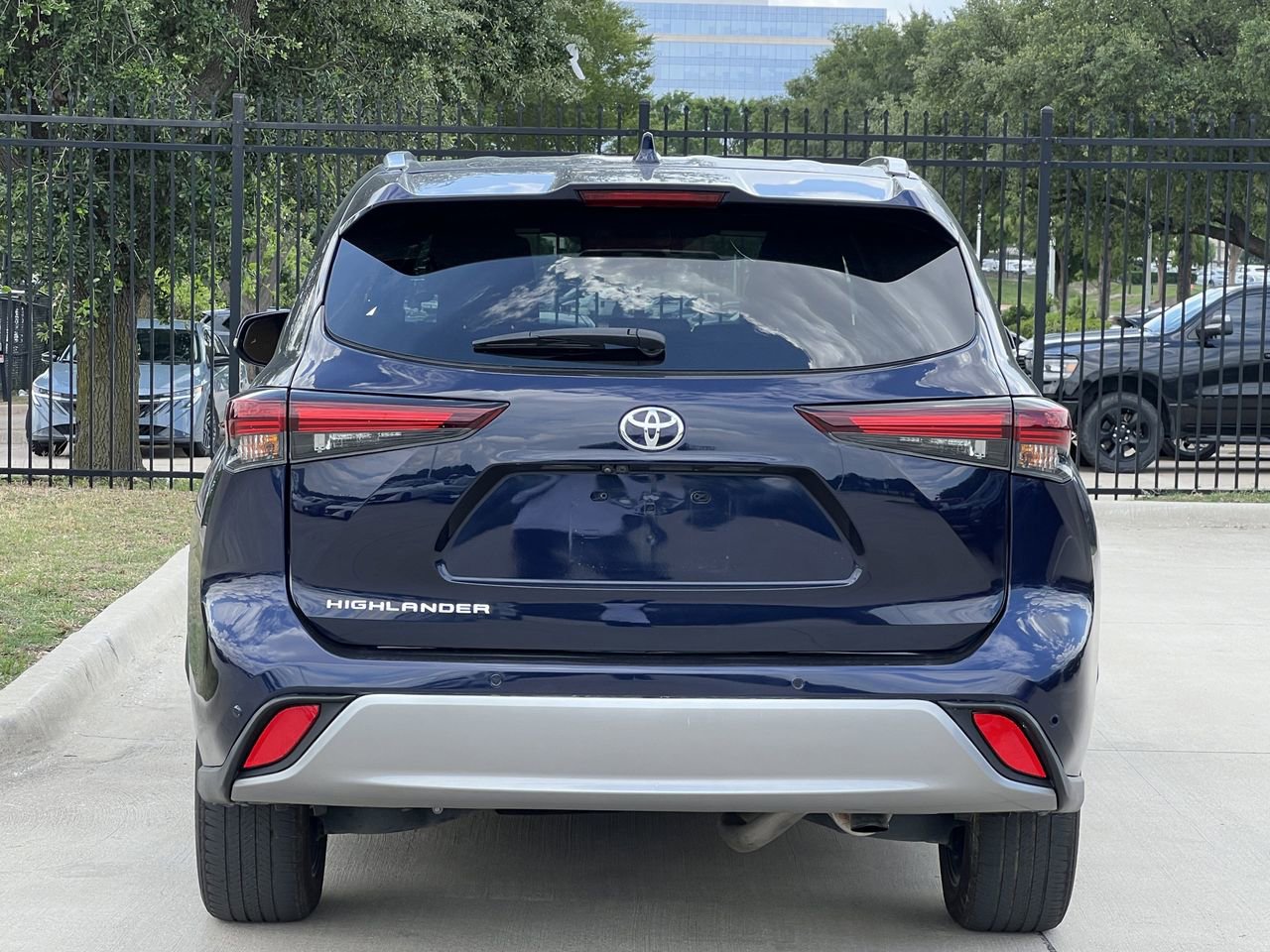 Used 2024 Toyota Highlander Platinum FWD image 4