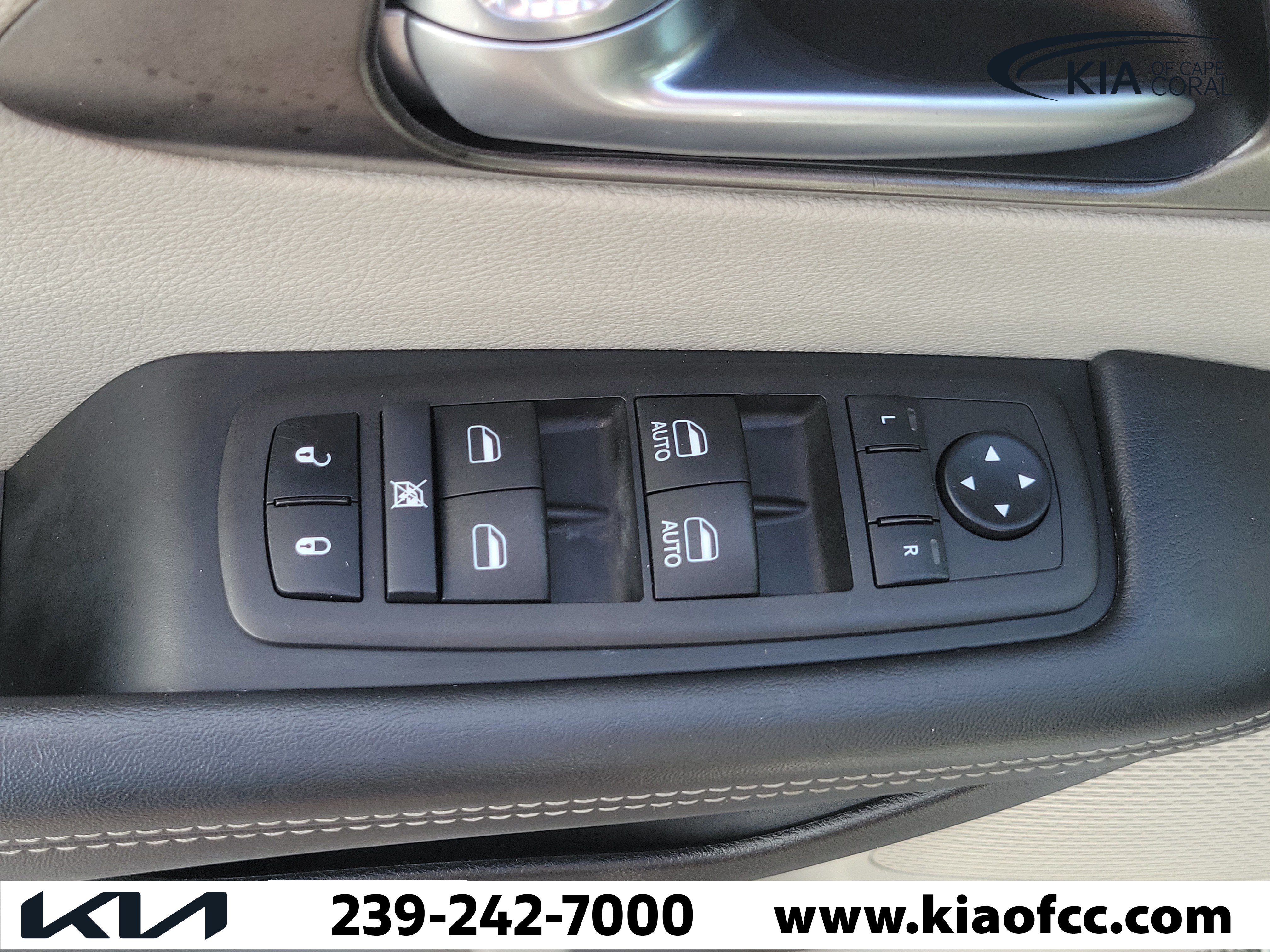Used 2024 Chrysler Pacifica Touring-L FWD image 24