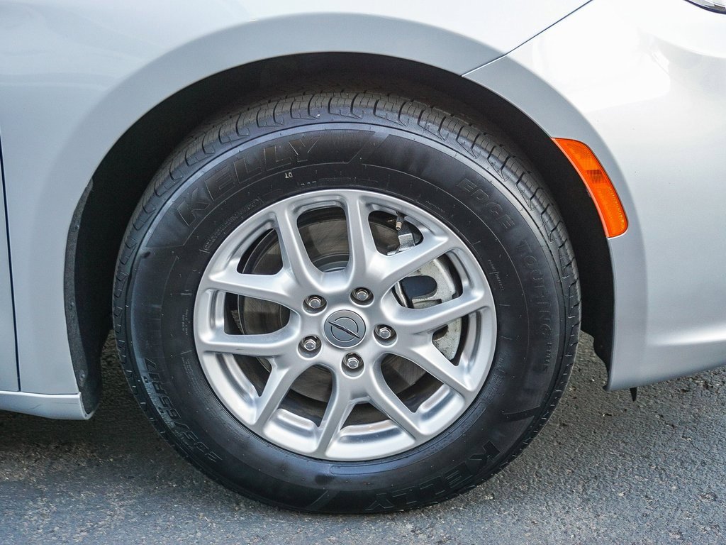 Used 2024 Chrysler Pacifica Touring-L image 10