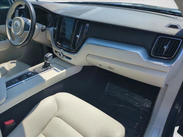 Used 2018 Volvo XC60 T6 Momentum w/ Vision Package image 21