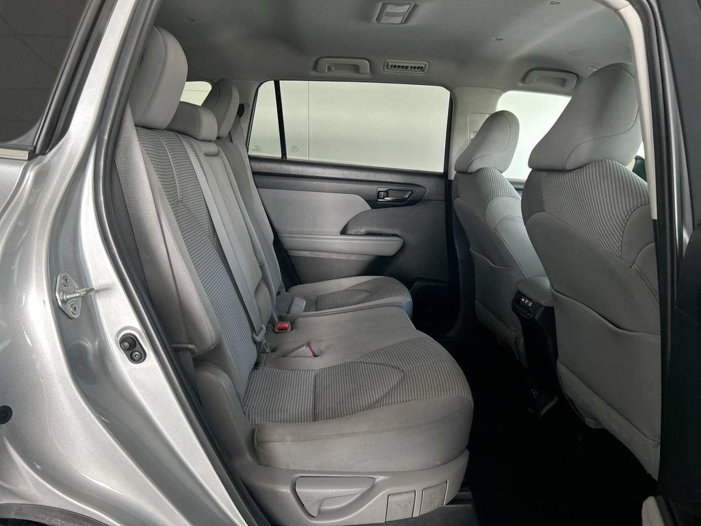 Used 2023 Toyota Highlander LE FWD image 29