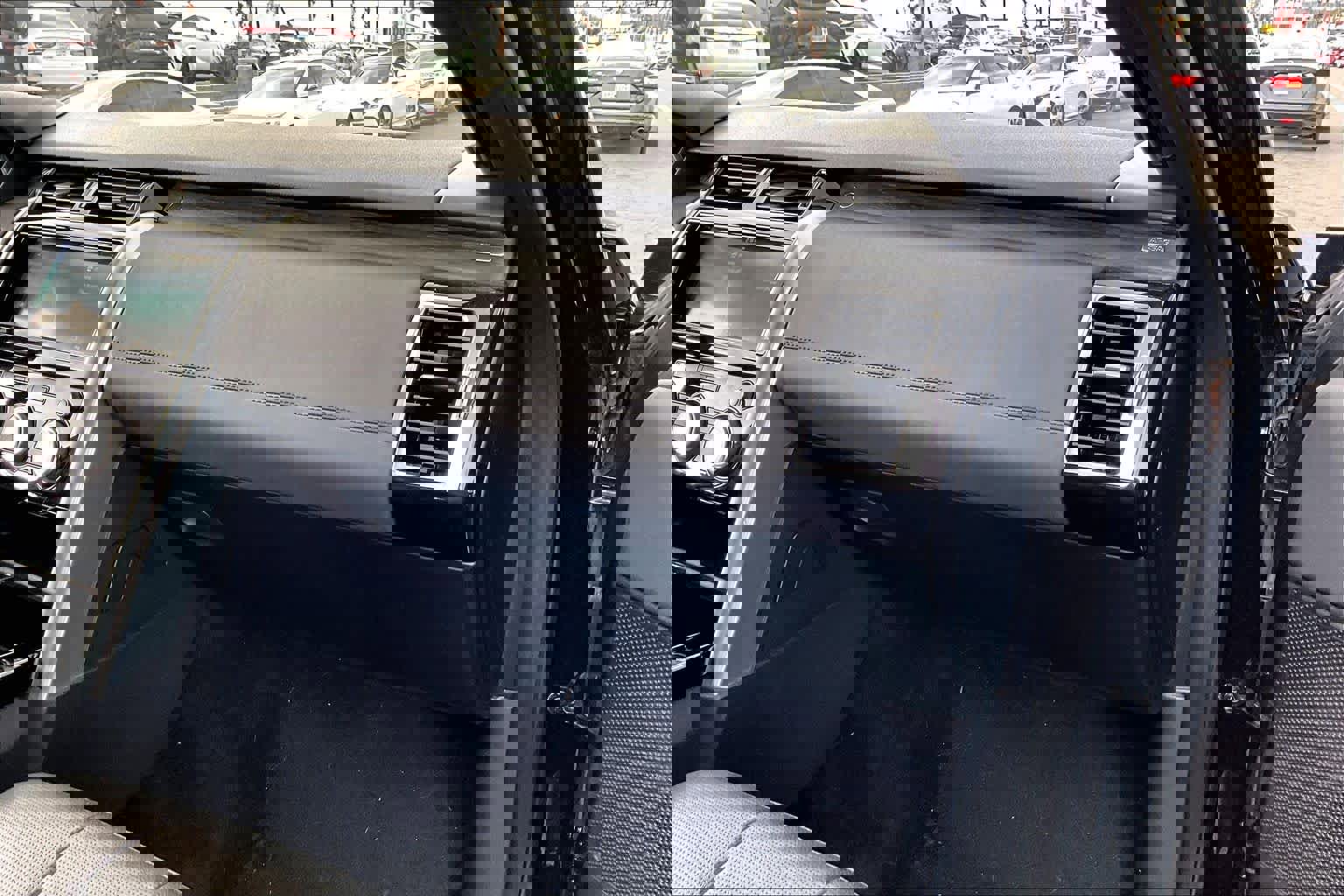 Used 2017 Land Rover Discovery HSE image 17