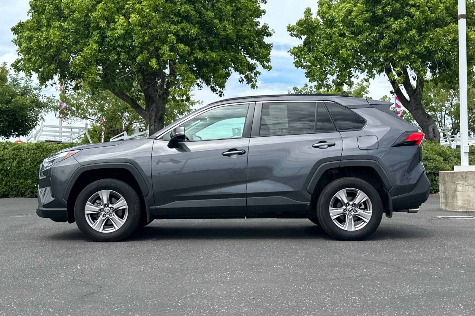 Used 2022 Toyota RAV4 XLE w/ XLE Grade Weather Package AWD/4WD image 7