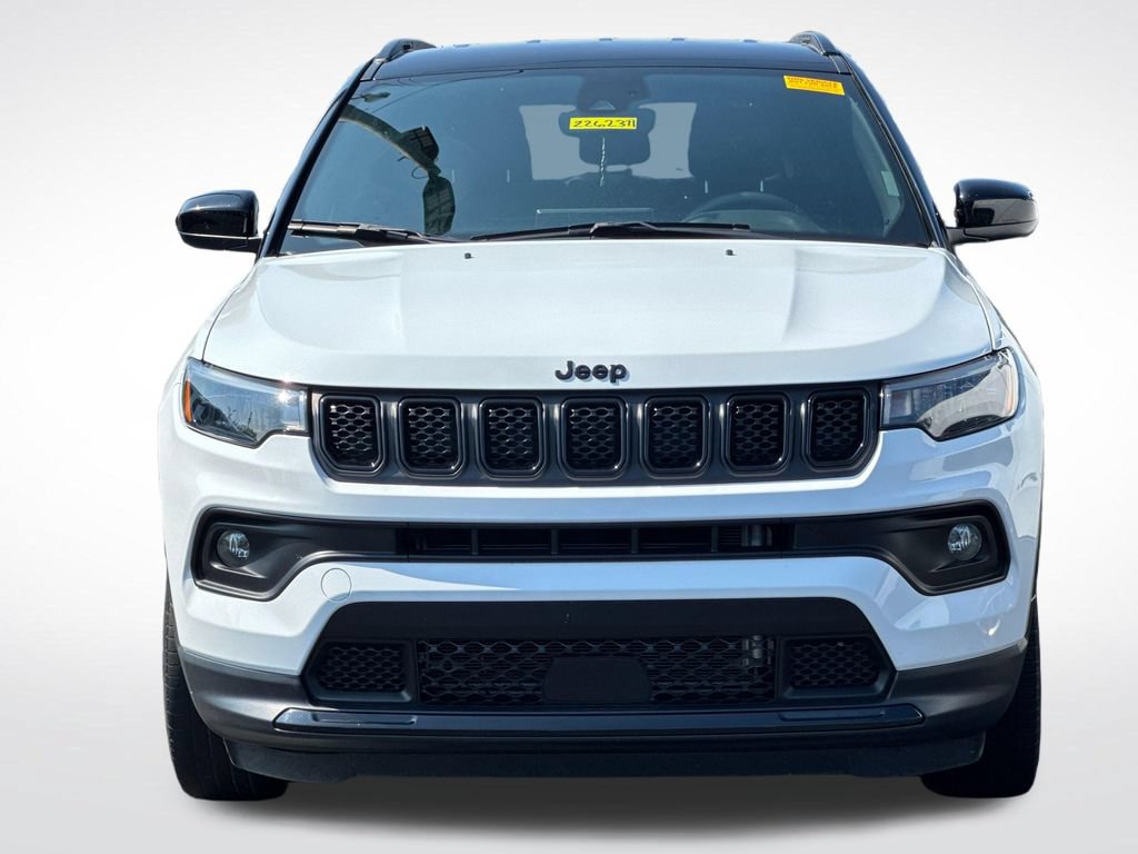 Used 2024 Jeep Compass Latitude w/ Convenience Group AWD/4WD image 3