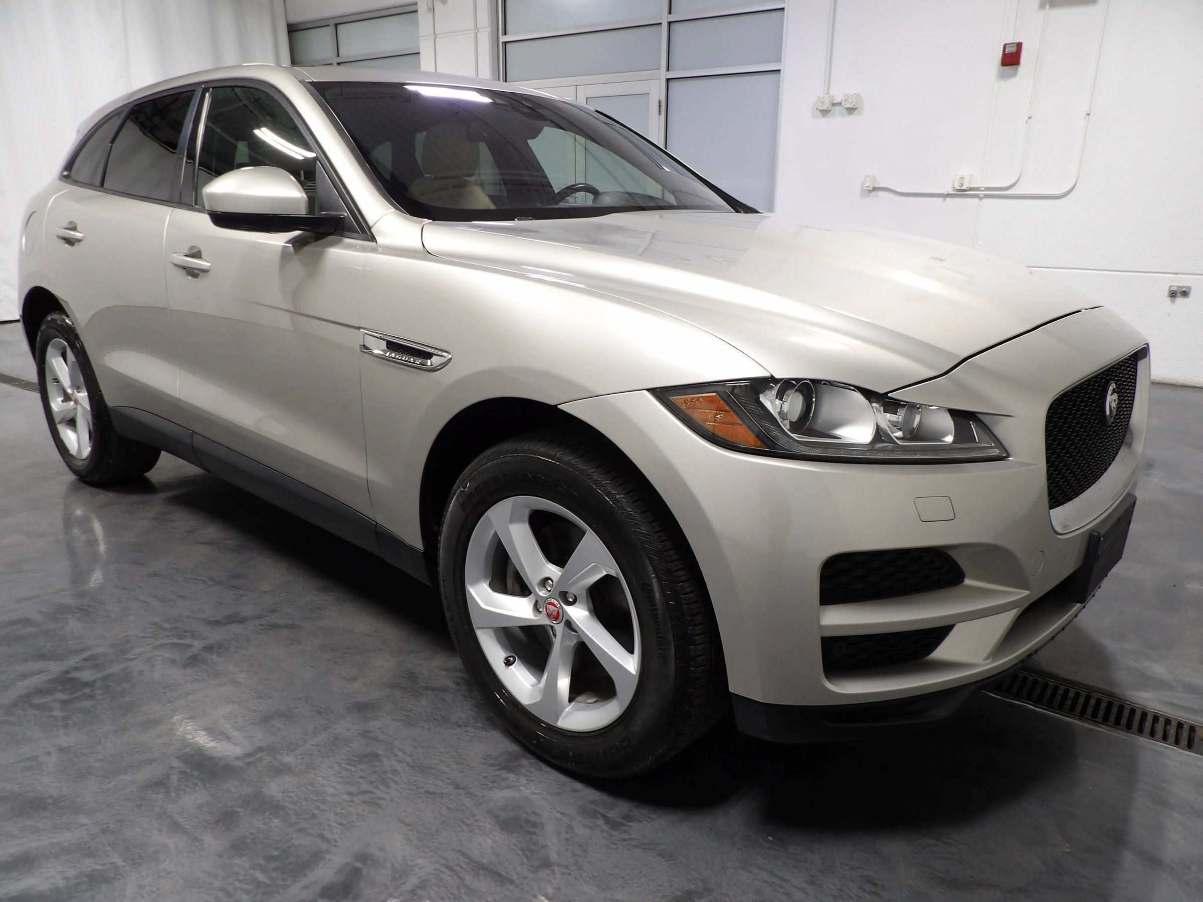 Used 2017 Jaguar F-PACE Premium AWD/4WD image 2