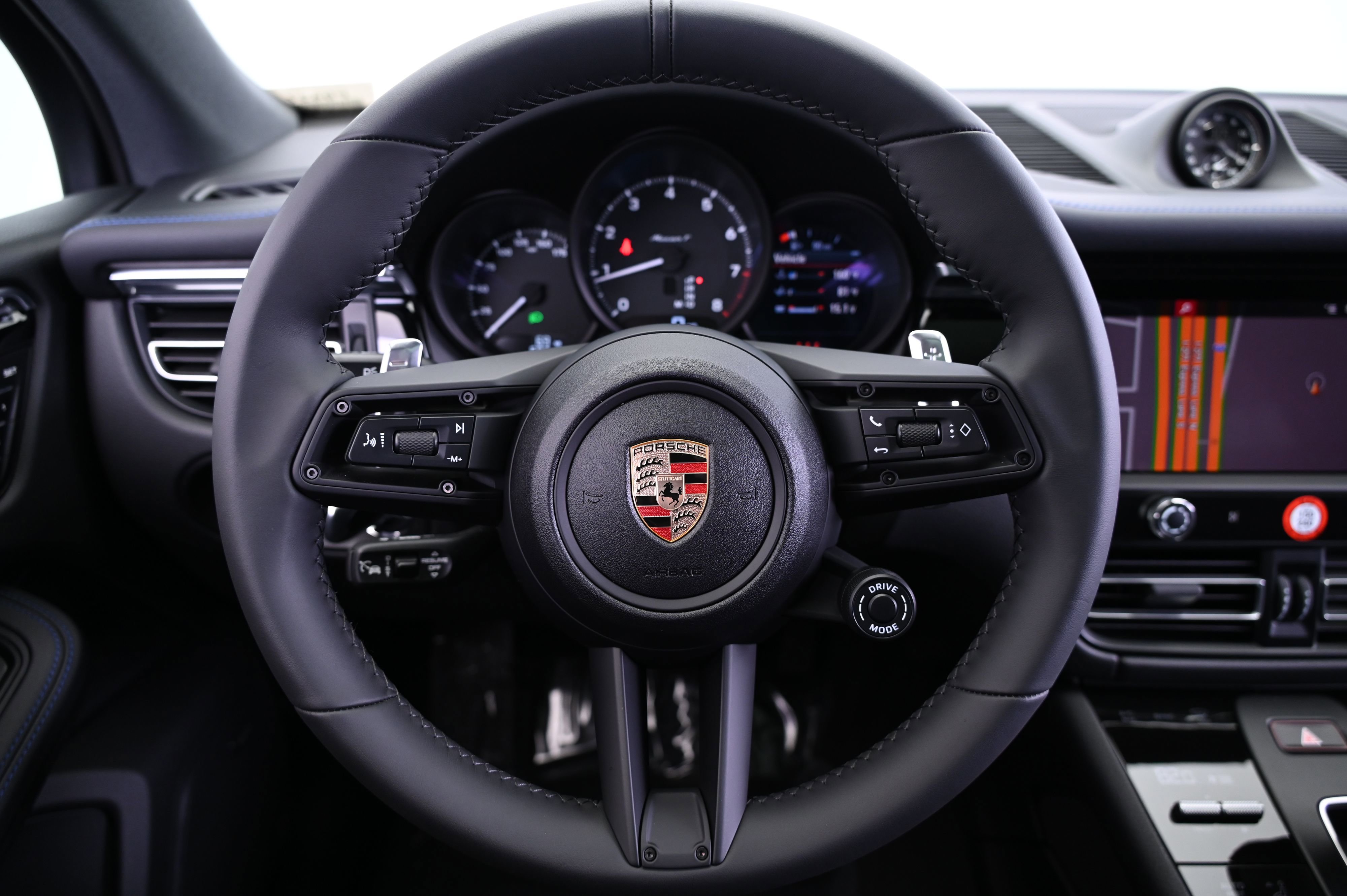 Certified 2025 Porsche Macan image 44