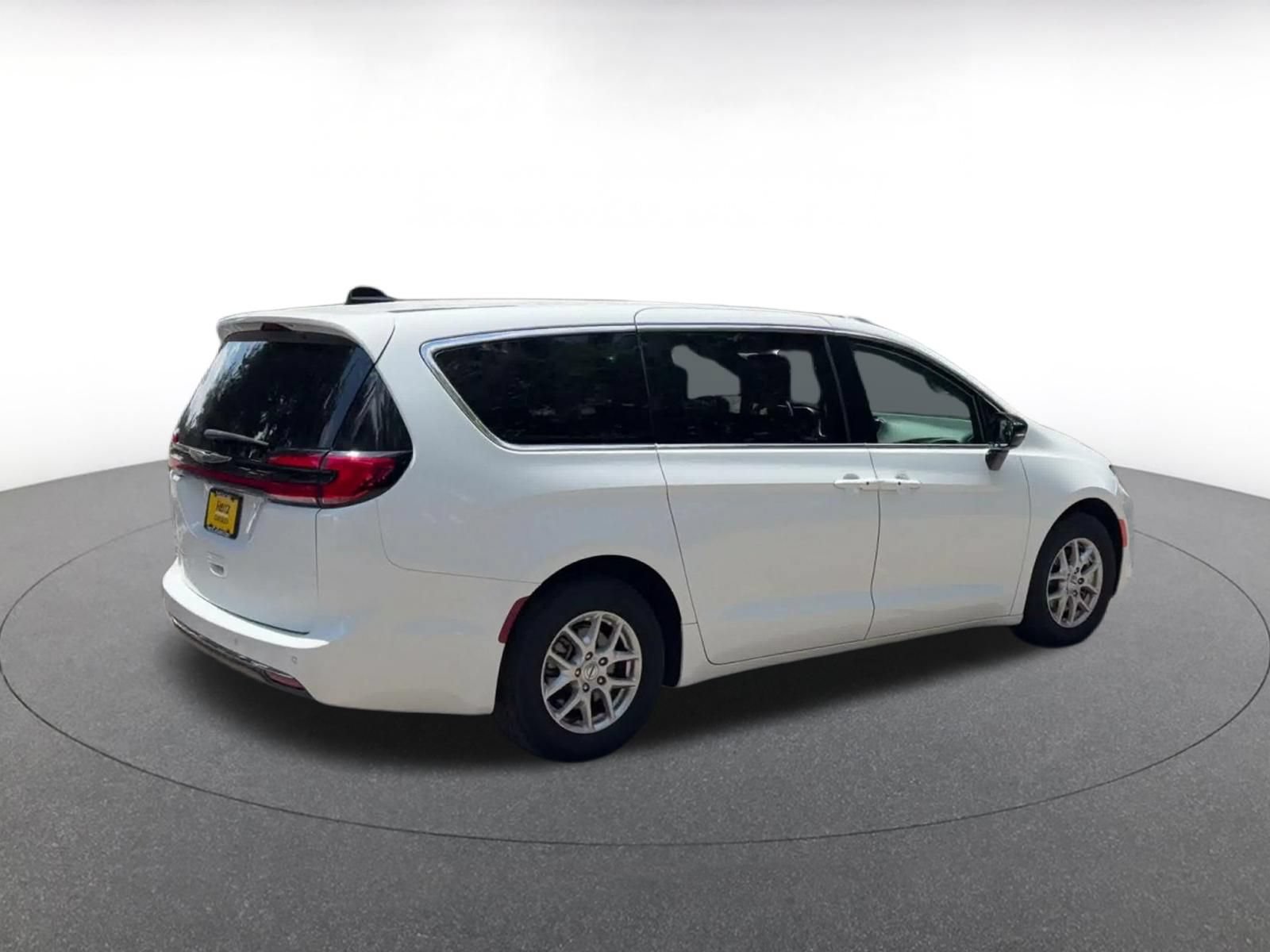 Used 2025 Chrysler Pacifica Select FWD image 14