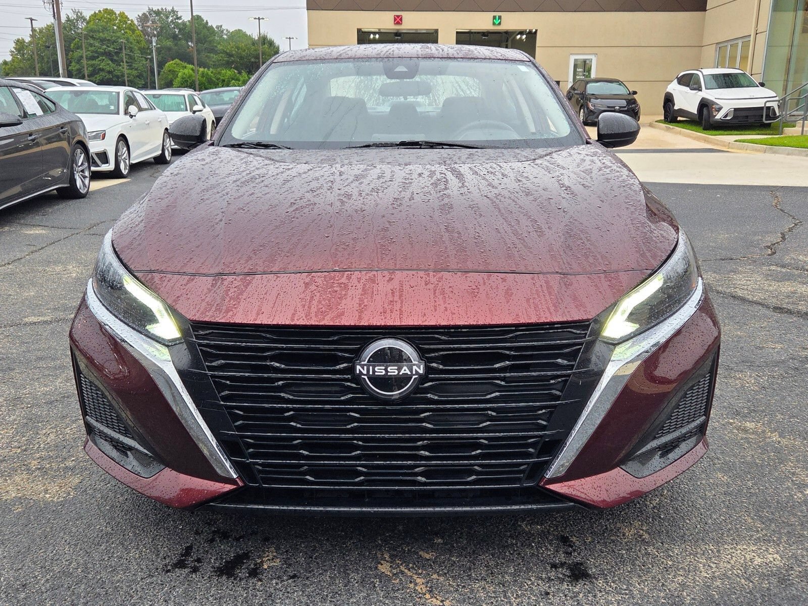 Used 2025 Nissan Altima 2.5 SV FWD image 2