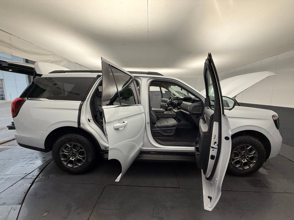 New 2025 Ford Expedition Active image 19